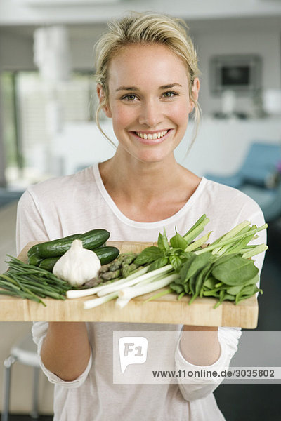 Frau mit Gemüse in der Küche