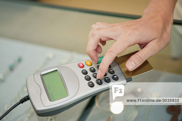 Kunde nutzt Kreditkartenleser in einer Boutique