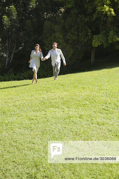 Paar läuft auf Rasen