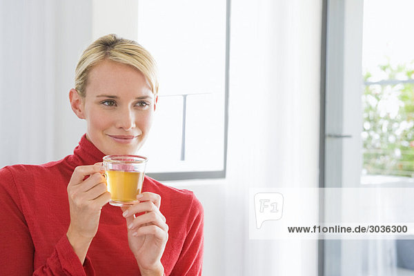 Nahaufnahme einer Frau mit einer Tasse Tee