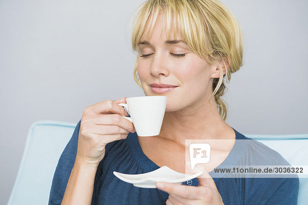 Frau mit einer Tasse Tee