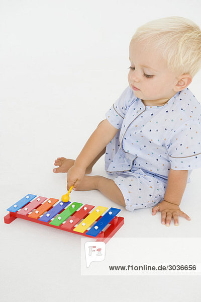 Kleiner Junge spielt mit einem Xylophon