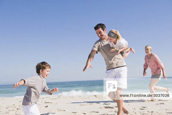 Familie genießt Urlaub am Strand