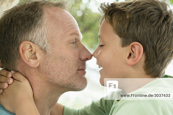 Der Mensch und sein Sohn reiben sich die Nase.