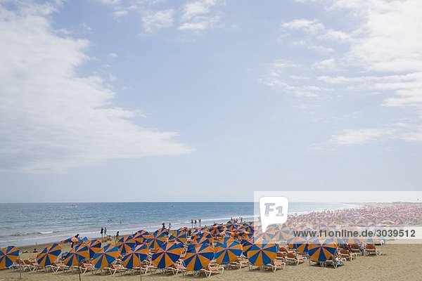 Touristen am Strand von Maspalomas  Gran Canaria  Kanarische Inseln  Spanien