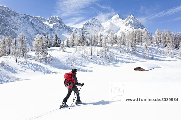 Frau bei einer Schiwanderung am Hochkönig nahe der Ostpreußenhütte Österreich