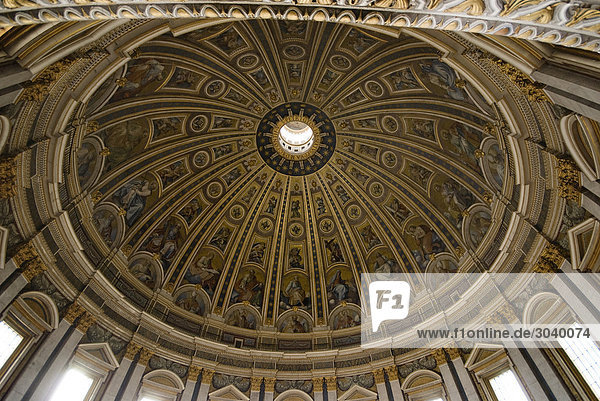 Innenansicht der Kuppel des Petersdomes  Rom  Vatikanstadt  Froschperspektive