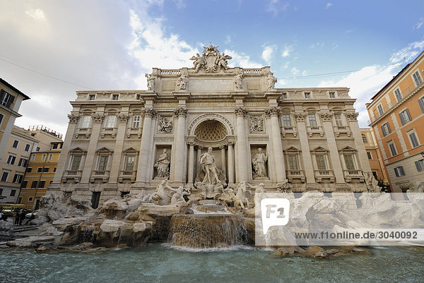 Der Trevi-Brunnen (Fontana di Trevi)  Rom  Italien  Weitwinkelansicht