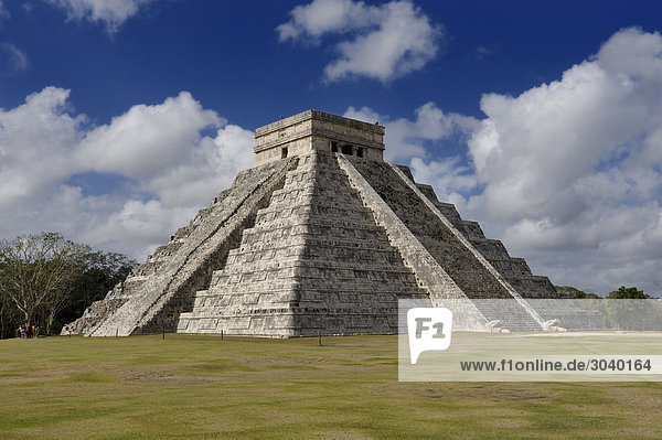 Pyramide des Kukulcan (El Castillo) in der Maya-Ruinenstätte von Chichen Itza  Yukatan  Mexiko