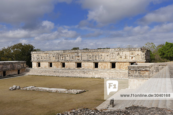 Blick auf den Innenhof des Nonnenkloster-Vierecks (Cuadrangulo de las Monjas) in der Maya-Ruinenstätte von Uxmal  Yukatan  Mexiko