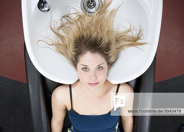 Frau am Waschbecken beim Friseur