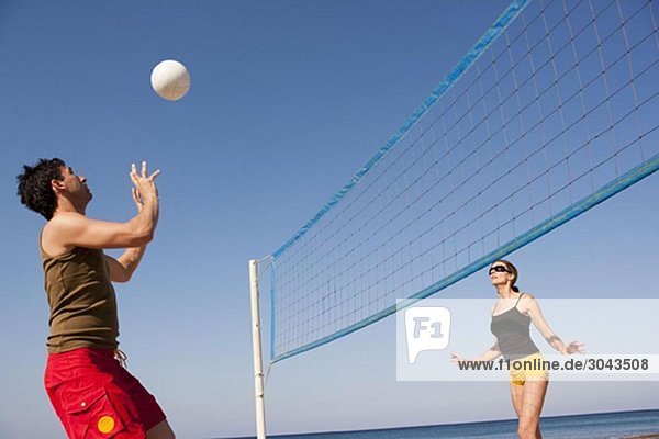 Pärchen spielen Beach-Volleyball