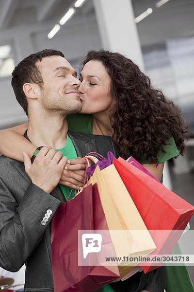 Paarkaufen und Küssen