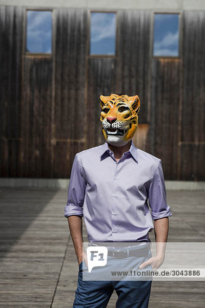 Mann mit Tiger-Maske im Freien