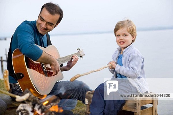 Junge  Mann mit Gitarrenbratwürsten