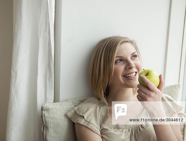 Frau hält einen Apfel in der Hand