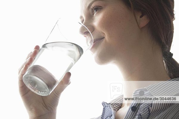 Junge Frauen trinken Wasser