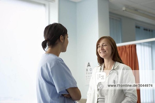 Krankenschwester und Arzt im Gespräch