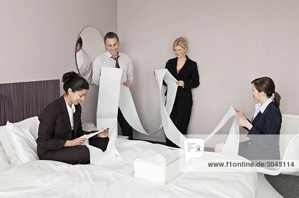 Ein Business-Vierer liest Computerpapier.