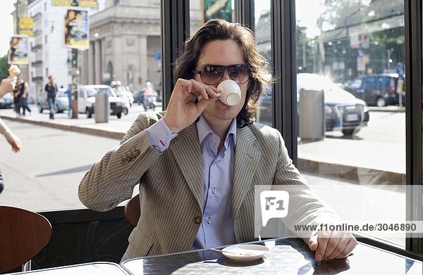 Mann in einem Café Kaffee zu trinken