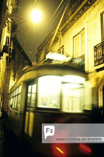 Portugal  Lissabon  Alfama Viertel  Straßenbahn in der Nacht.