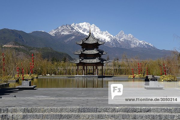 China  Yunnan  Lijiang  Banyan Tree Hotel  Hintergrund der Jade-Drachen-Schneeberg