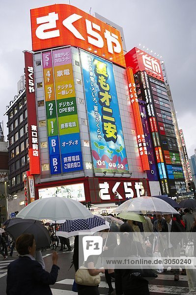 Anzeigen der Street und Zebrastreifen in Shinjuku  Tokyo  Japan