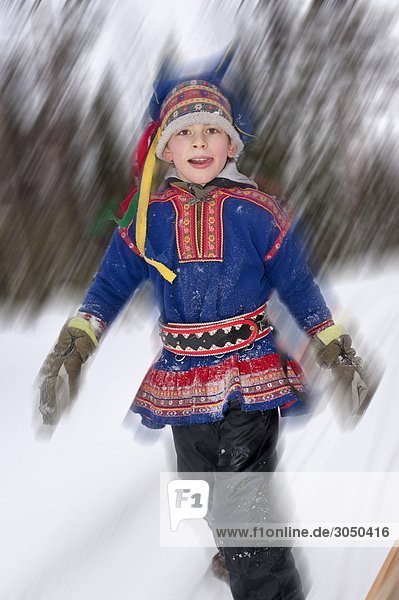 Finnland  Lappland  Venejarvi Dorf. Boy's portrait