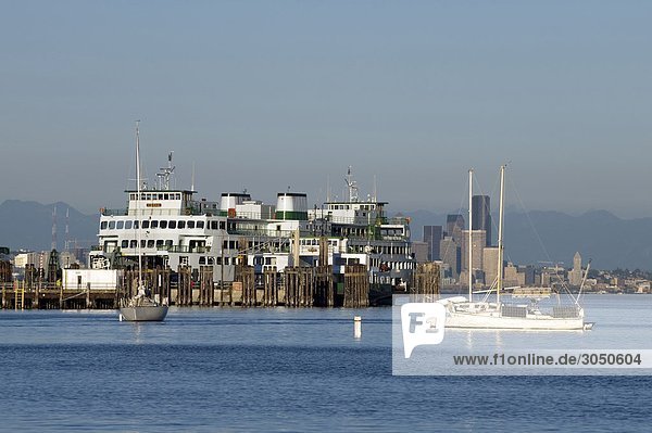 USA  US-Bundesstaat Washington  Bainbridge Island  Seattle Skyline und Whasington State Ferry von Winslow marina