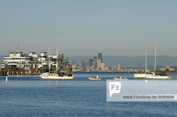 USA  US-Bundesstaat Washington  Bainbridge Island  Seattle Skyline und Whasington State Ferry von Winslow marina