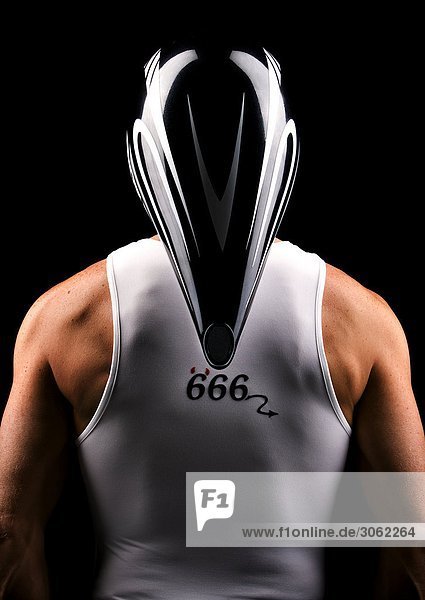 Rückansicht eines Radsportlers mit Helm