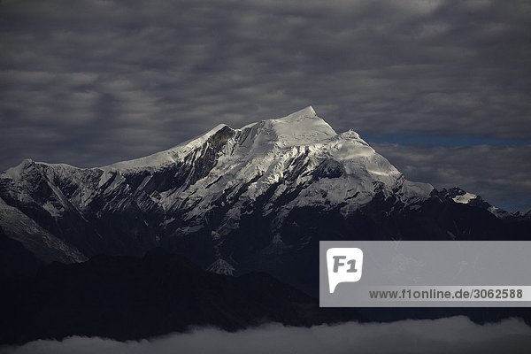 Eine Bergspitze in den Himalajas in Nepal Indien