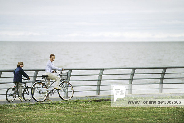 Mutter und Sohn beim Fahrradfahren im Seepark