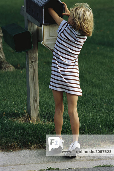 Kleines Mädchen überprüft Briefkasten