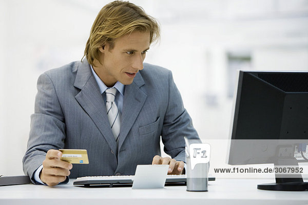 Geschäftsmann beim Online-Einkauf mit Kreditkarte