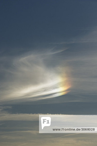 Wolkenlandschaft mit Teilregenbogen