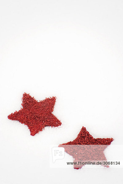 Rote Sterne auf Schnee gesetzt