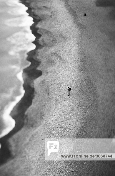 Person am Strand stehend  Luftaufnahme  s/w
