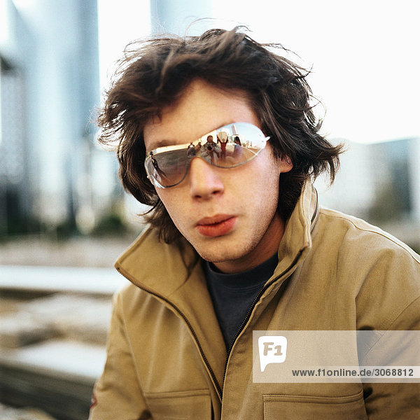 Urbane Szene  junger Mann mit Sonnenbrille