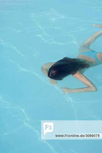 Frau schwimmt unter Wasser  Ausschnittansicht