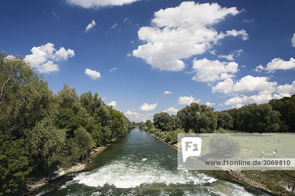 Isar Fluss mit Deutschem Museum im Hintergrund München Deutschland