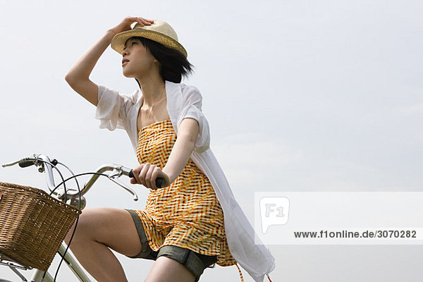 Junge Frau beim Radfahren