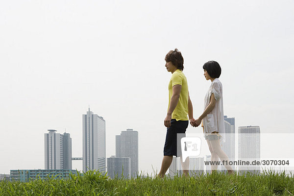 Junges Paar beim Spaziergang durch die Skyline der Stadt