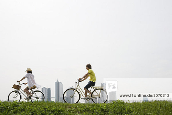 Junges Paar beim Radfahren