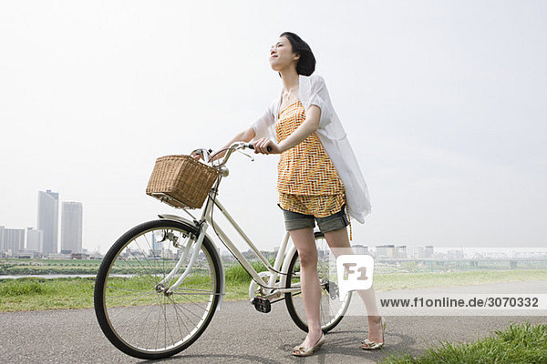 Junge Frau mit Fahrrad