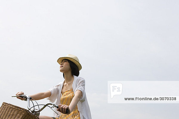 Junge Frau beim Radfahren