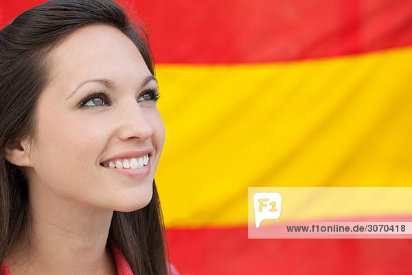 Junge Frau und spanische Flagge