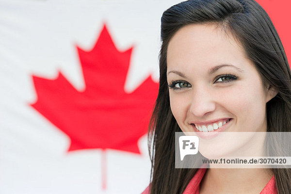 Junge Frau und kanadische Flagge