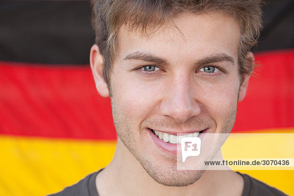 Junger Mann und deutsche Flagge