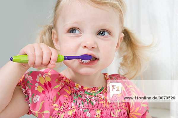 Kleines Mädchen beim Zähneputzen